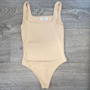 Babaton Contour Bodysuit - XS - Warm Sand